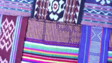 Dönen geometrik desenli çok renkli etnik kumaş arka plan, el yapımı, Endonezya 'dan eşsiz desenli tekstil.