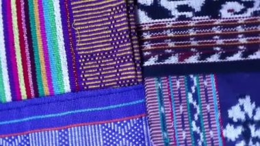 Dönen geometrik desenli çok renkli etnik kumaş arka plan, el yapımı, Endonezya 'dan eşsiz desenli tekstil.