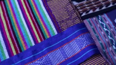 Dönen geometrik desenli çok renkli etnik kumaş arka plan, el yapımı, Endonezya 'dan eşsiz desenli tekstil.