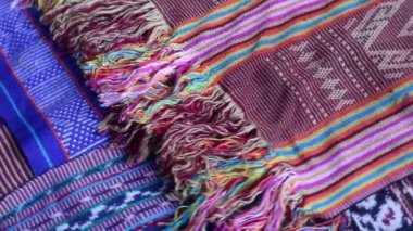 Dönen geometrik desenli çok renkli etnik kumaş arka plan, el yapımı, Endonezya 'dan eşsiz desenli tekstil.