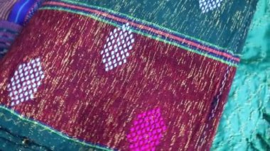 Dönen geometrik desenli çok renkli etnik kumaş arka plan, el yapımı, Endonezya 'dan eşsiz desenli tekstil.