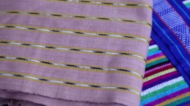 Dönen geometrik desenli çok renkli etnik kumaş arka plan, el yapımı, Endonezya 'dan eşsiz desenli tekstil.