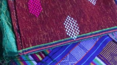 Dönen geometrik desenli çok renkli etnik kumaş arka plan, el yapımı, Endonezya 'dan eşsiz desenli tekstil.