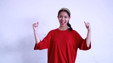 Kırmızı tişört giyen heyecanlı Asyalı kız beyaz arka planda izole edilmiş, kopyalama alanı