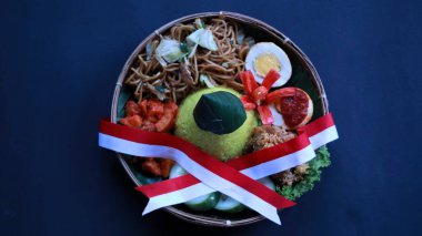 Tumpeng Merah Putih, her 17 Ağustos 'ta Endonezya Bağımsızlık Günü' nde kırmızı ve beyaz bayrak ya da kurdeleli sarı koni şeklinde pirinç ve siyah arkaplan kopyalama alanı