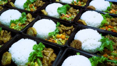 Nasi Bento 'nun öğle yemeği paketinde pirinç, tavuk ve sebze var. Endonezya Başkanı Prabowo hükümeti okul çocuklarına ücretsiz öğle yemeği sağlıyor.