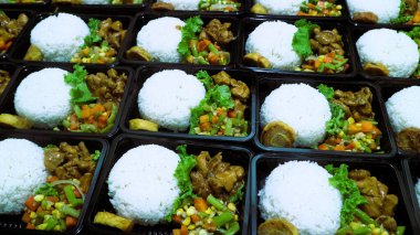 Nasi Bento 'nun öğle yemeği paketinde pirinç, tavuk ve sebze var. Endonezya Başkanı Prabowo hükümeti okul çocuklarına ücretsiz öğle yemeği sağlıyor.