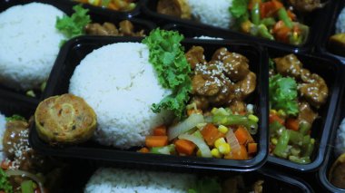 Nasi Bento 'nun öğle yemeği paketinde pirinç, tavuk ve sebze var. Endonezya Başkanı Prabowo hükümeti okul çocuklarına ücretsiz öğle yemeği sağlıyor.