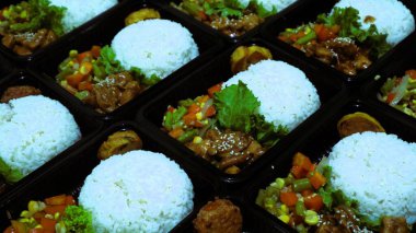 Nasi Bento 'nun öğle yemeği paketinde pirinç, tavuk ve sebze var. Endonezya Başkanı Prabowo hükümeti okul çocuklarına ücretsiz öğle yemeği sağlıyor.