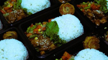 Nasi Bento 'nun öğle yemeği paketinde pirinç, tavuk ve sebze var. Endonezya Başkanı Prabowo hükümeti okul çocuklarına ücretsiz öğle yemeği sağlıyor.