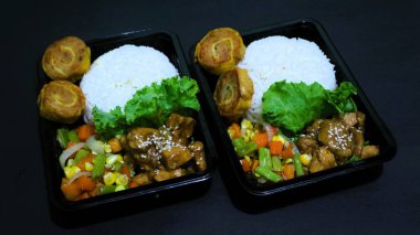 Nasi Bento 'nun öğle yemeği paketinde pirinç, tavuk ve sebze var. Endonezya Başkanı Prabowo hükümeti okul çocuklarına ücretsiz öğle yemeği sağlıyor.