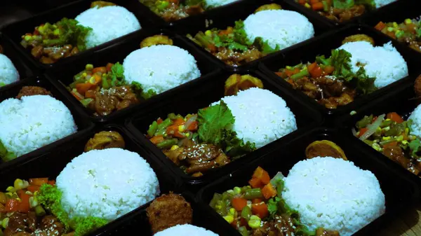 Nasi Bento 'nun öğle yemeği paketinde pirinç, tavuk ve sebze var. Endonezya Başkanı Prabowo hükümeti okul çocuklarına ücretsiz öğle yemeği sağlıyor.