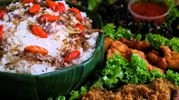 Nasi liwet, Hindistan cevizi sütü, tavuk suyu ve baharatla pişirilen tipik bir Endonezya pirinç tabağıdır. Pirince zengin, aromatik ve lezzetli bir tat verir. Tahta sepet üzerinde servis edilir.