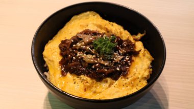 Geleneksel bir kahvaltı portresi yumurta ve krep ile, arka planda izole edilmiş fotokopi alanı ile.