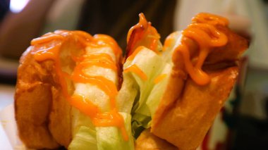 Domates soslu ve peynirli tatlı ve tuzlu tost manzarasını kapat.