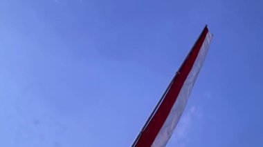 Endonezya bağımsızlık günü kutlamaları sırasında mavi gökyüzü arkaplanlı kırmızı ve beyaz flamalar, boşluğu kopyala