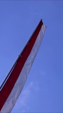 Endonezya bağımsızlık günü kutlamaları sırasında mavi gökyüzü arkaplanlı kırmızı ve beyaz flamalar, boşluğu kopyala