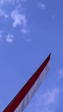 Endonezya bağımsızlık günü kutlamaları sırasında mavi gökyüzü arkaplanlı kırmızı ve beyaz flamalar, boşluğu kopyala