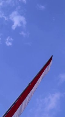 Endonezya bağımsızlık günü kutlamaları sırasında mavi gökyüzü arkaplanlı kırmızı ve beyaz flamalar, boşluğu kopyala