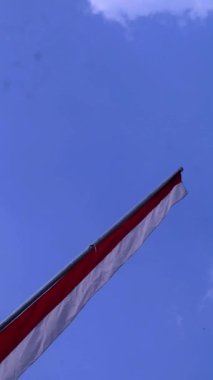 Endonezya bağımsızlık günü kutlamaları sırasında mavi gökyüzü arkaplanlı kırmızı ve beyaz flamalar, boşluğu kopyala