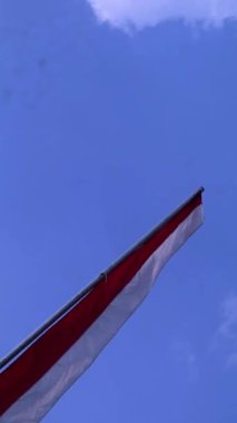 Endonezya bağımsızlık günü kutlamaları sırasında mavi gökyüzü arkaplanlı kırmızı ve beyaz flamalar, boşluğu kopyala