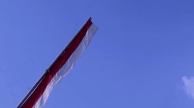 Endonezya bağımsızlık günü kutlamaları sırasında mavi gökyüzü arkaplanlı kırmızı ve beyaz flamalar, boşluğu kopyala