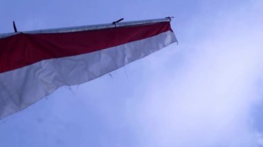 Endonezya bağımsızlık günü kutlamaları sırasında mavi gökyüzü arkaplanlı kırmızı ve beyaz flamalar, boşluğu kopyala
