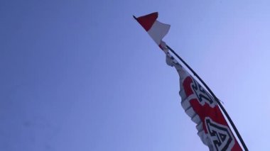 Endonezya bağımsızlık günü kutlamaları sırasında mavi gökyüzü arkaplanlı kırmızı ve beyaz flamalar, boşluğu kopyala