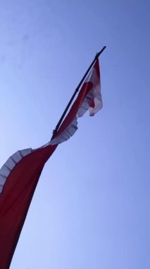 Endonezya bağımsızlık günü kutlamaları sırasında mavi gökyüzü arkaplanlı kırmızı ve beyaz flamalar, boşluğu kopyala