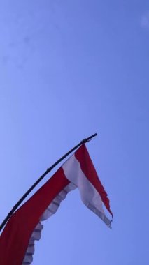 Endonezya bağımsızlık günü kutlamaları sırasında mavi gökyüzü arkaplanlı kırmızı ve beyaz flamalar, boşluğu kopyala