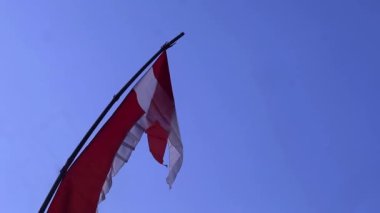 Endonezya bağımsızlık günü kutlamaları sırasında mavi gökyüzü arkaplanlı kırmızı ve beyaz flamalar, boşluğu kopyala