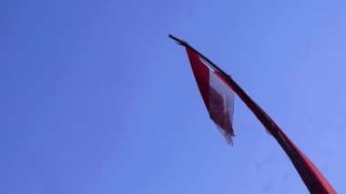 Endonezya bağımsızlık günü kutlamaları sırasında mavi gökyüzü arkaplanlı kırmızı ve beyaz flamalar, boşluğu kopyala
