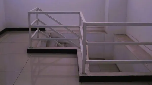 Beyaz renkli minimalist demir merdiven tırabzanı modeli