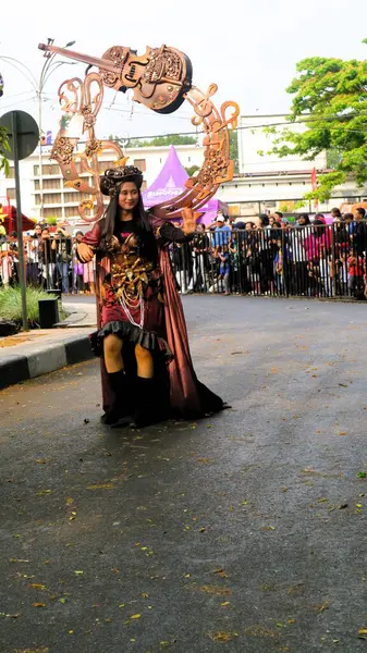 Malang, Endonezya, 25 Ağustos 2024: Malang Çiçek Karnavalı, çiçekleri Malang Şehri Kimliği olarak tanımlayan moda geçidi. Sanat unsurlarının, kültürün, turizmin ve tarihin birleştirilmesi yerel sanatçılar için bir gösteriş anı