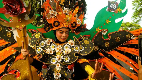Malang, Endonezya, 25 Ağustos 2024: Malang Çiçek Karnavalı, çiçekleri Malang Şehri Kimliği olarak tanımlayan moda geçidi. Sanat unsurlarının, kültürün, turizmin ve tarihin birleştirilmesi yerel sanatçılar için bir gösteriş anı
