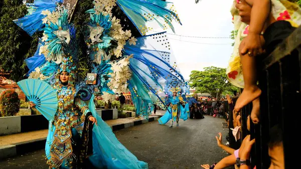 Malang, Endonezya, 25 Ağustos 2024: Malang Çiçek Karnavalı, çiçekleri Malang Şehri Kimliği olarak tanımlayan moda geçidi. Sanat unsurlarının, kültürün, turizmin ve tarihin birleştirilmesi yerel sanatçılar için bir gösteriş anı