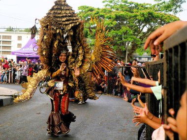 Malang, Endonezya, 25 Ağustos 2024: Malang Çiçek Karnavalı, çiçekleri Malang şehrinin kimliği olarak tanımlayan bir moda geçididir. Sanat unsurları, kültür, turizm ve tarihi birleştirmek 