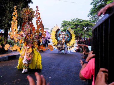 Malang, Endonezya, 25 Ağustos 2024: Malang Çiçek Karnavalı, çiçekleri Malang şehrinin kimliği olarak tanımlayan bir moda geçididir. Sanat unsurları, kültür, turizm ve tarihi birleştirmek 