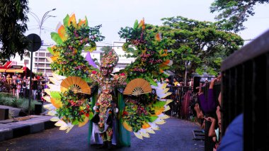 Malang, Endonezya, 25 Ağustos 2024: Malang Çiçek Karnavalı, çiçekleri Malang şehrinin kimliği olarak tanımlayan bir moda geçididir. Sanat unsurları, kültür, turizm ve tarihi birleştirmek 