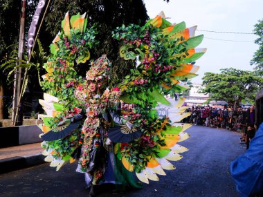 Malang, Endonezya, 25 Ağustos 2024: Malang Çiçek Karnavalı, çiçekleri Malang şehrinin kimliği olarak tanımlayan bir moda geçididir. Sanat unsurları, kültür, turizm ve tarihi birleştirmek 