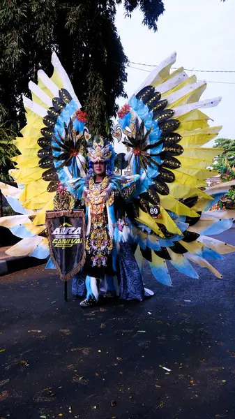 Malang, Endonezya, 25 Ağustos 2024: Malang Çiçek Karnavalı, çiçekleri Malang şehrinin kimliği olarak tanımlayan bir moda geçididir. Sanat unsurları, kültür, turizm ve tarihi birleştirmek 