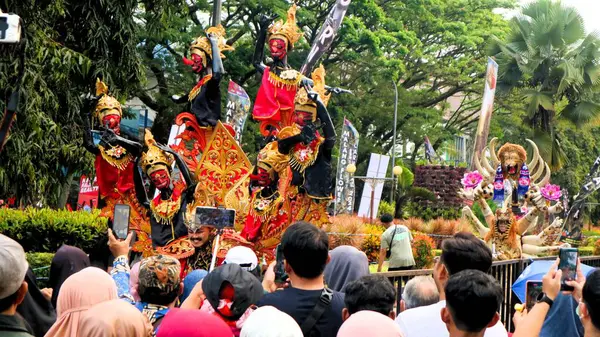 Malang, Endonezya, 25 Ağustos 2024: Malang Çiçek Karnavalı, çiçekleri Malang şehrinin kimliği olarak tanımlayan bir moda geçididir. Sanat unsurları, kültür, turizm ve tarihi birleştirmek 