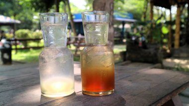 Kenar manzaralı buzlu çay ve eşsiz şekilli buzlu limonlu içecek, taze soğutulmuş içecek.