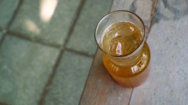 Bardakta servis edilen buzlu çay, taze soğutulmuş içecek.