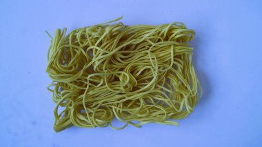 Beyaz arka planda izole edilmiş kuru erişteler. Çiğ ramen eriştesi, kopyalama alanı