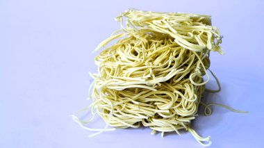 Beyaz arka planda izole edilmiş kuru erişteler. Çiğ ramen eriştesi, kopyalama alanı