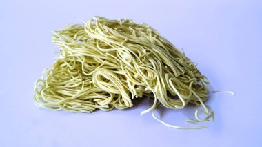 Beyaz arka planda izole edilmiş kuru erişteler. Çiğ ramen eriştesi, kopyalama alanı