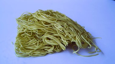 Beyaz arka planda izole edilmiş kuru erişteler. Çiğ ramen eriştesi, kopyalama alanı