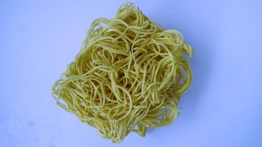 Beyaz arka planda izole edilmiş kuru erişteler. Çiğ ramen eriştesi, kopyalama alanı