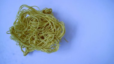 Beyaz arka planda izole edilmiş kuru erişteler. Çiğ ramen eriştesi, kopyalama alanı